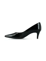 Zapato de taco alto tipo stiletto, color negro con acabado glossy, punta fina y diseño clásico.