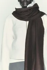 Pañuelo rectangular de color marrón oscuro, con textura suave y terminaciones deshilachadas en los extremos.