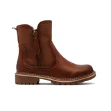 Bota corta de estilo casual, confeccionada en cuero sintético negro con textura granulada. Presenta un diseño de caña media con cierre lateral funcional y suela de goma dentada con detalle de costura visible en el borde.