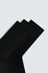 Pack de tres pares de calcetines negros de punto con acabado mercerizado y rib elástico.