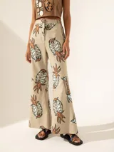 Pantalón semi oxford color beige con estampado de ananás, confeccionado en tejido elastizado.