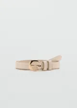 Cinturón fino de poliuretano color beige, con hebilla metálica dorada y doble presilla.