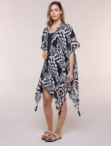 Kimono de gasa ligera negro y blanco con diseño de estampado geométrico, silueta amplia, mangas cortas integradas y ruedo asimétrico con borlas en las puntas.