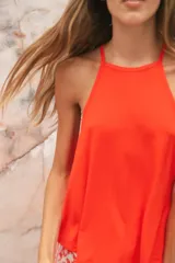 Musculosa de morley elastizado color rojo, con cuello redondo y silueta amplia en corte A.