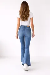 Pantalón de jean azul de corte flare y tiro alto, con bolsillos delanteros y traseros.