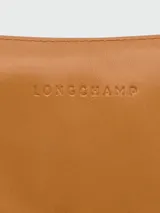 Cartera de hombro tipo shoulder bag Longchamp modelo Looong en talle S, color tostado, con diseño alargado, asa corta ajustable y herrajes metálicos.