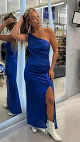 Vestido largo azul metalizado de un solo hombro con fruncidos en el torso y tajo lateral en la falda.