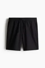 Short negro de lona de algodón suave, con cintura elástica ajustable mediante cordón, bolsillos laterales al bies y un bolsillo insertado trasero.