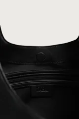 Bolso shopper negro de hombro, de diseño liso y estructura suave, con compartimento principal y asa integrada.