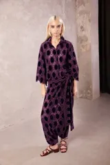 Camisa corta oversize color violeta con textura de encaje y círculos de terciopelo, de manga 3/4 y botones transparentes.