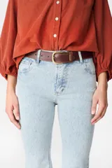 Cinturón de cuero marrón con hebilla metálica de diseño clásico y pasador con detalle de marca grabado.