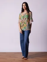 Blusa de gasa estampada con cuello a la base y lazo. Tiene plisado en la delantera, detalles de brillo en lurex, abertura central con botones y mangas 3/4 fluidas.