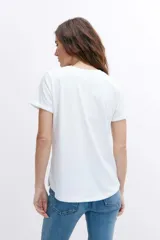 Remera blanca de manga corta, con cuello redondo y estampa frontal con la frase "belle âme".