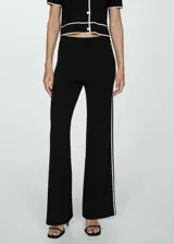 Pantalón de punto fino con diseño acampanado y tiro alto. Presenta una cintura con elástico y detalle de pipping en contraste a lo largo de las piernas.