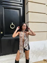 Top halter con estampado animal print de vaca, con tiras finas que se atan en la nuca y en la espalda.