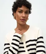 Cardigan de punto corto con diseño de rayas horizontales, cuello redondo, cierre frontal con botones y mangas largas con puños acanalados.