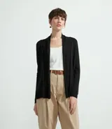 Cardigan largo de mujer, color negro, sin estampado, con cuello tipo chal y mangas largas.