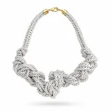 Collar corto elaborado con soga trenzada de color gris, con diseño de nudos decorativos y cierre de mosquetón dorado.