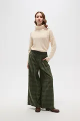 Pantalon de corte ancho y tiro alto, confeccionado en tela con estampado a cuadros en tonos verdes. Presenta cintura elástica con cordón de ajuste frontal.