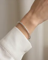 Pulsera tipo esclava rígida de plata 925, con diseño minimalista de sección circular y acabado pulido.