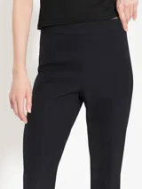 Pantalón marrón de punto liso, con cintura elastizada y bota amplia con tajo en el delantero.