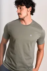 Remera de manga corta con cuello redondo, confeccionada en tejido de punto liso color verde militar. Presenta el logo de la marca Original Penguin bordado en pequeño en el pecho.