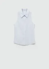 Camisa sin mangas con cuello clásico, cierre frontal con botones y diseño a rayas verticales en tonos celeste y blanco.