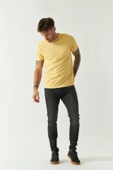 Remera de hombre color ladrillo, lisa, de corte regular, con bolsillo en el pecho, manga corta y cuello redondo. Confeccionada en algodón.