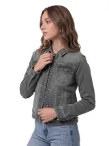 Chaqueta de denim color gris, de corte clásico con cierre frontal de botones metálicos, bolsillos con solapa en el pecho y bolsillos laterales discretos en las costuras.