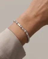 Pulsera de plata 925 compuesta por una alternancia de pequeñas esferas y cubos metálicos.