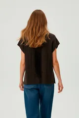 Chaleco verde de acrílico sin mangas, con cuello redondo y diseño de punto trenzado.