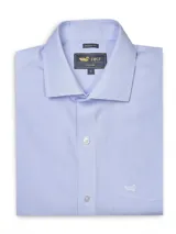 Camisa de manga larga para hombre, marca RKF línea Cityscape, en color celeste con un patrón de rayas verticales muy finas. Presenta un corte regular fit, cuello clásico, cierre frontal con botones blancos y un bolsillo en el pecho con el logo de la marca bordado.