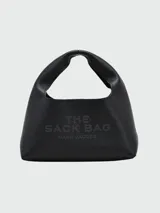 Cartera tipo hobo de cuero negro, con diseño estructurado y asa superior integrada. Presenta el logo de la marca grabado en el frente.