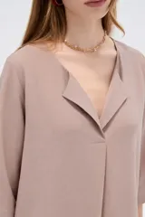 Blusa de viscosa bordó con estampado abstracto, escote en V con cuello tipo solapa y mangas 3/4, de corte holgado.
