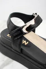 Sandalia de cuero negra con plataforma, tiras combinadas en cuero negro, cuero con estampado animal print y cuero color beige.