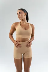 Top deportivo celeste con breteles cruzados en la espalda.