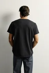 Camiseta blanca de corte relajado, con cuello en V y mangas cortas.