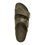 Sandalia Birkenstock modelo Arizona, confeccionada en material EVA de una sola pieza, color verde oliva. Presenta dos correas ajustables con hebillas del mismo tono y plantilla anatómica.