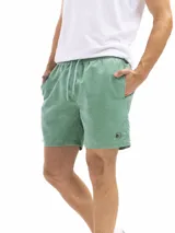 Short de baño rosado con estampado de rombos, cintura elastizada con cordón ajustable, bolsillos laterales y trasero.