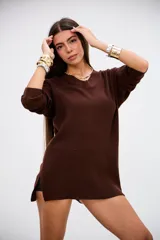 Sweater de punto acanalado color marrón chocolate, con cuello en V, mangas largas y aberturas laterales en el ruedo.