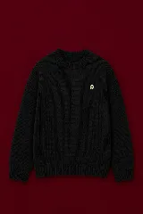 Buzo tejido de punto en color negro, con cuello redondo y diseño de una pequeña flor bordada en el pecho. Presenta puños y ruedo acanalados.