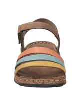 Sandalias de cuero color marrón, con tiras delanteras multicolor en tonos naranja, celeste y mostaza. Cuenta con tira ajustable en el talón con cierre de velcro, suela con textura símil corcho y costuras visibles en el borde.