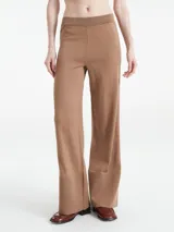 Pantalón de tejido de punto color marrón claro, de corte palazzo y cintura elástica.