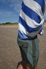 Short de baño color bordó con cintura elastizada y cordón ajustable.