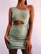 Vestido corto verde claro, de un solo hombro, con corte en la cintura.