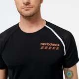 Remera deportiva negra de manga corta, confeccionada en tejido de poliéster reciclado con tecnología NB ICE para repeler la humedad y favorecer el flujo de aire. Presenta logo de New Balance estampado en el pecho y detalles en blanco en los hombros.