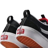 Championes Vans modelo Skate Old Skool 36+, color negro con detalles en blanco. Presentan la clásica banda lateral, suela de goma vulcanizada y lengüeta con detalle en rojo.