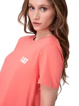 Remera salmón con el logo de la marca CAT impreso en el pecho, de manga corta y cuello redondo.