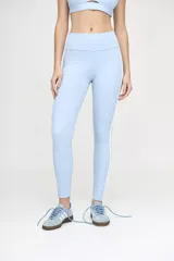 Calza deportiva celeste con cintura alta y compresión media.