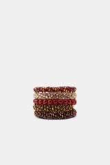 Pack de cinco pulseras elásticas con abalorios y cuentas de cristal facetadas en tonos rojo, dorado, beige y marrón.